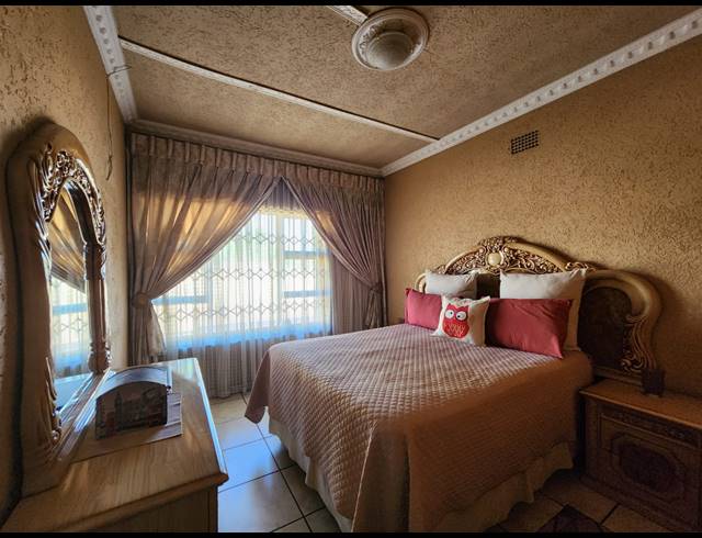 4 BEDROOM HOUSE FOR SALE IN VEREENIGING CENTRAL